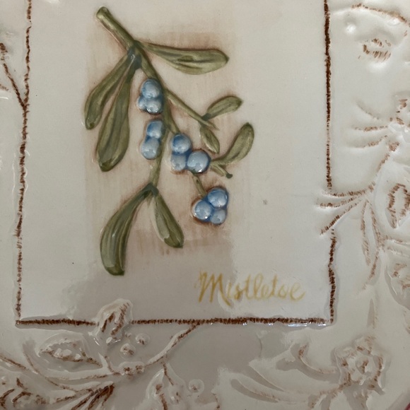 MWW Market ‘Embossed Christmas Flowers Plates Set of 4 - Picture 5 of 13